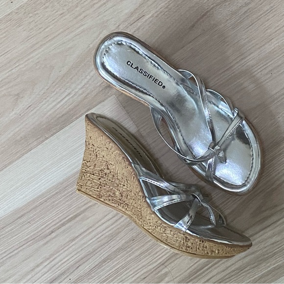 Silver Slip On Thong Strappy Sandal Platform Wedge Classified Size 6.5 New - Picture 5 of 13